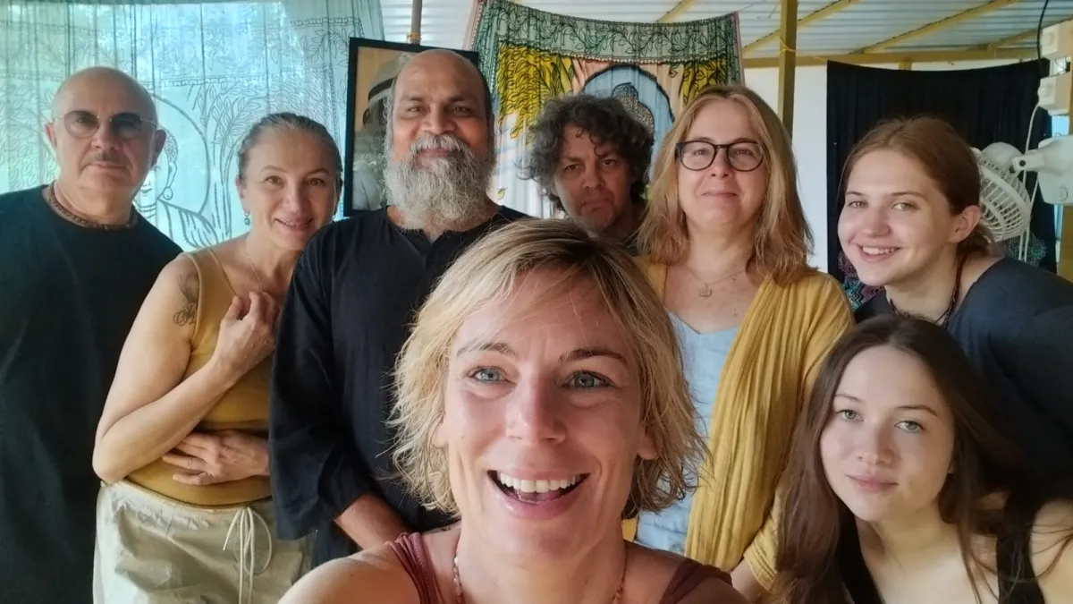 A close group of students and Swami Ashok Samdarshi after a course