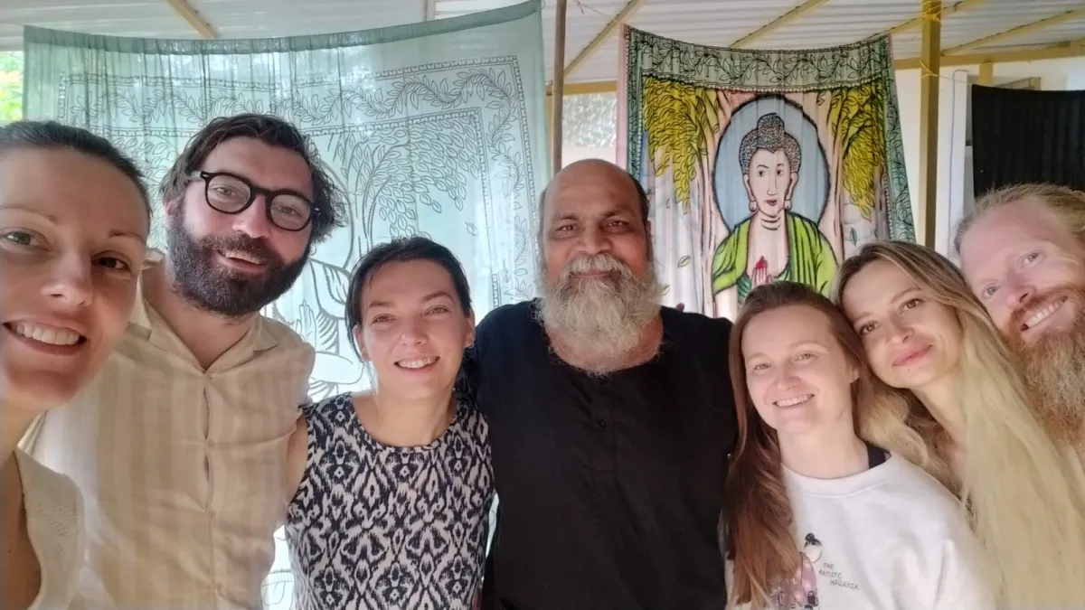 Students gathered around Swami-ji at the end of a seven-day course